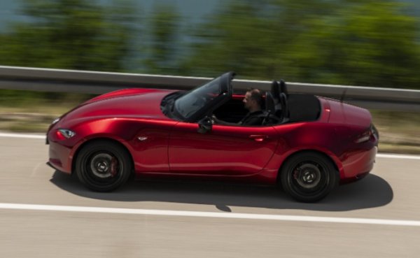 &bdquo;Кралицата на всички Спайдъри&ldquo;  също има автоматичната скоростна кутия. Но истинските фенове не биха се отказали от ръчните скорости, които винаги са били една от силните страни на колата? Шестстепенната скоростна кутия на двуместния автомобил с най-продавания мек покрив в света (която при желание се предлага и във версията RF, с електрически сгъваем твърд покрив) носи истинско удоволствие с прецизността си.